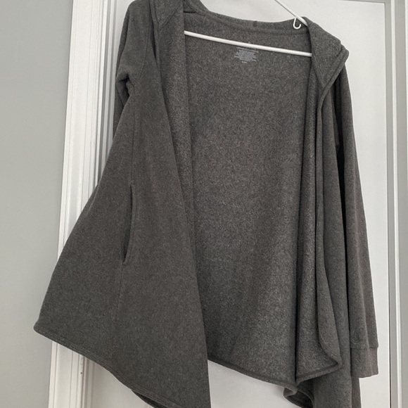Comfy Gray Cardigan/Pullover with Pockets and Thumbholes! - Picture 4 of 4